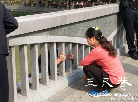 成都一男子欲跳橋 圍觀者:快跳水淺淹不死(圖)