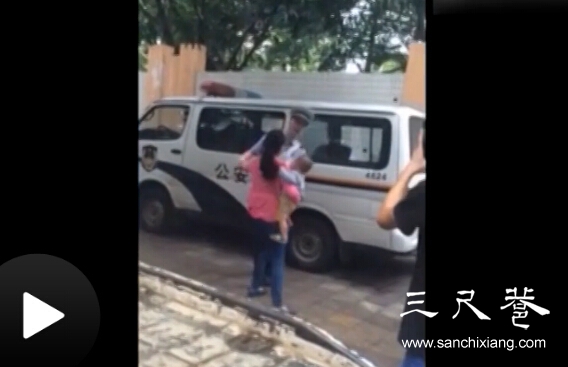 實拍:婦女抱小孩打警察 警察還手眾人起哄