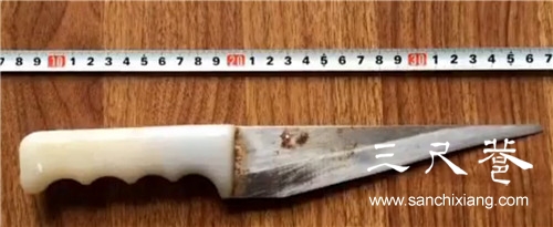 歹徒手拿匕首。(視頻截圖)