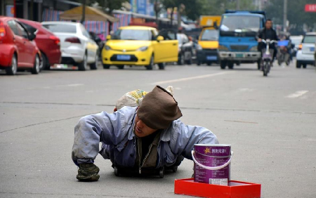 央視曝光 乞討要飯對好心人說“你管我干嘛?”