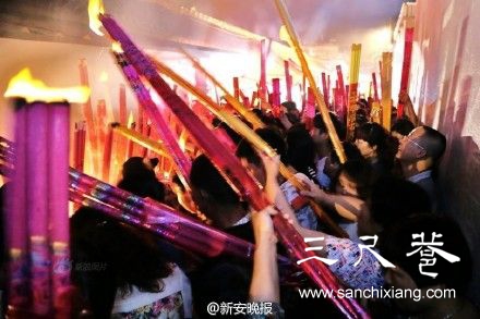 近千高三家長搶拜神樹 險釀火災