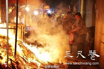 近千高三家長搶拜神樹 險釀火災